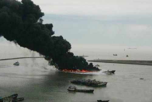 珠海香洲港一运油船爆炸起火