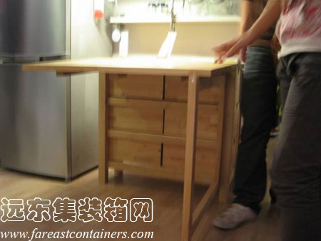 集装箱式活动住宅选用折叠桌展开照片