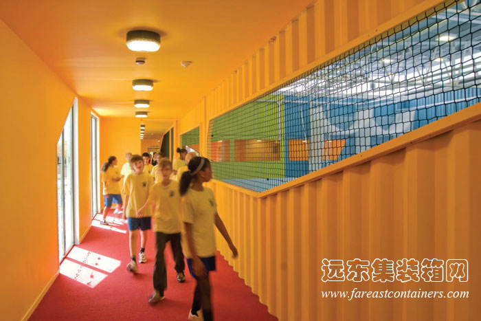 学生们走过 Dunraven 集装箱体育馆的过道