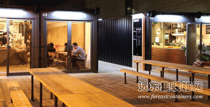 BOX PARK 集装箱购物中心店铺间的休闲桌椅