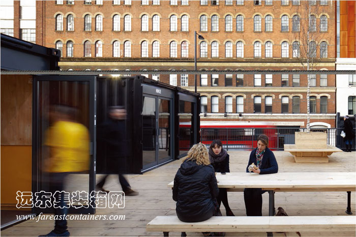 BOXPARK shoreditch 盒子公园集装箱购物中心店铺间的休闲桌椅