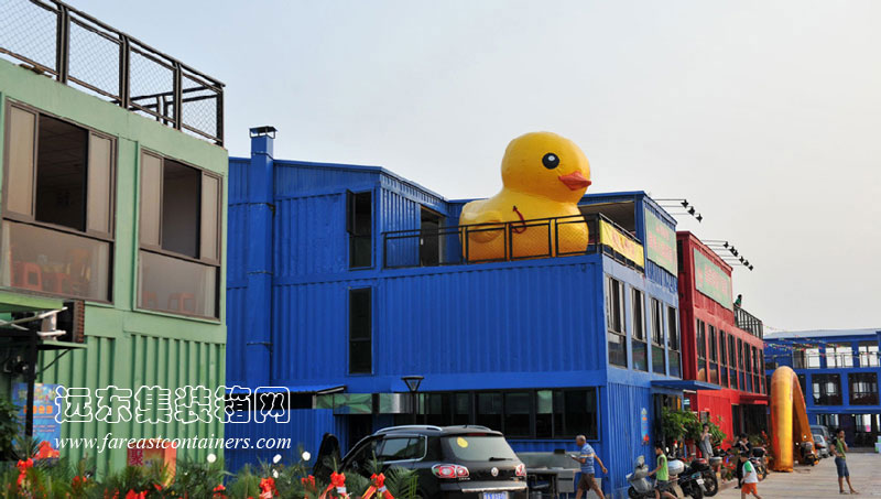 集装箱海鲜大排档餐厅顶部的大黄鸭